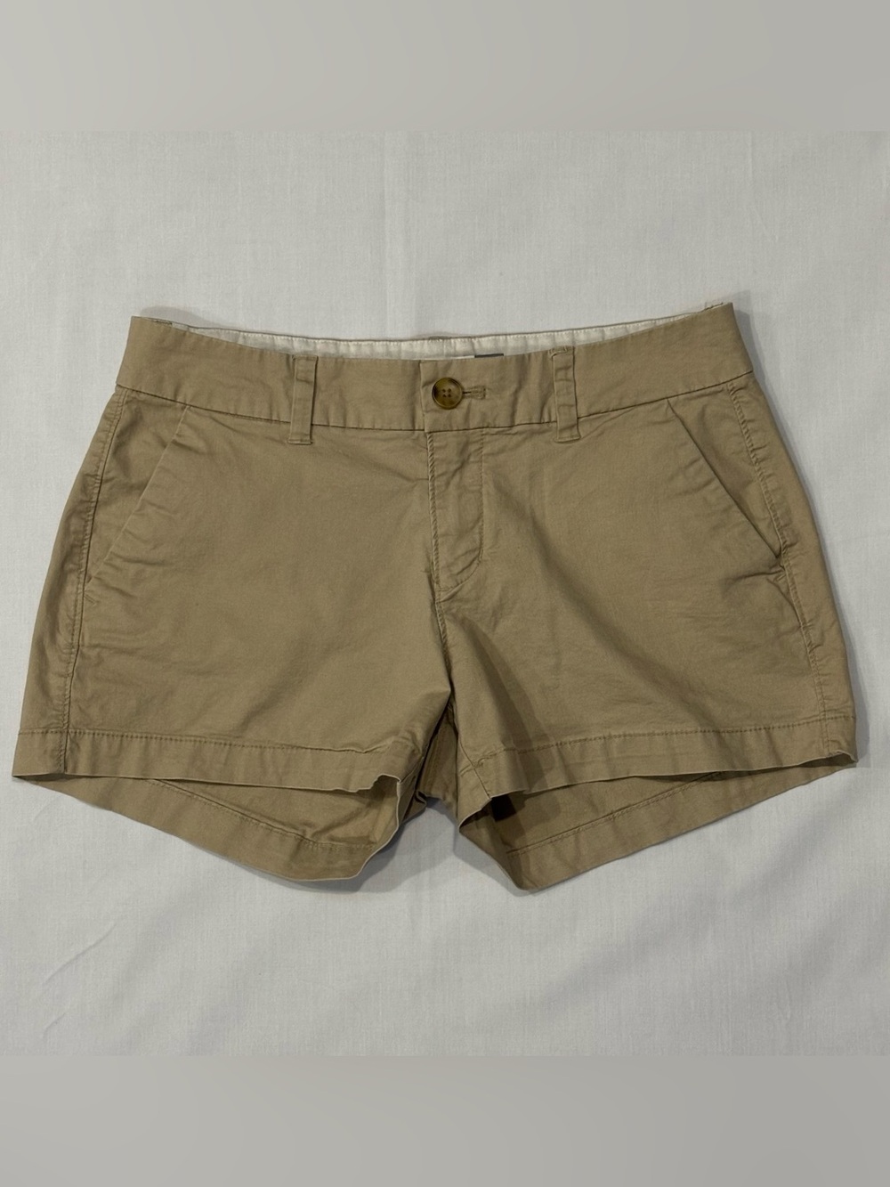 Old Navy Everyday 3” Chino Khaki Shorts Size 0 Tan Stretch Mid Rise Preppy
